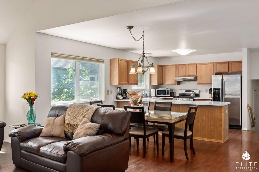 Coastal Place - Best Location In Downtown! Anchorage Bagian luar foto