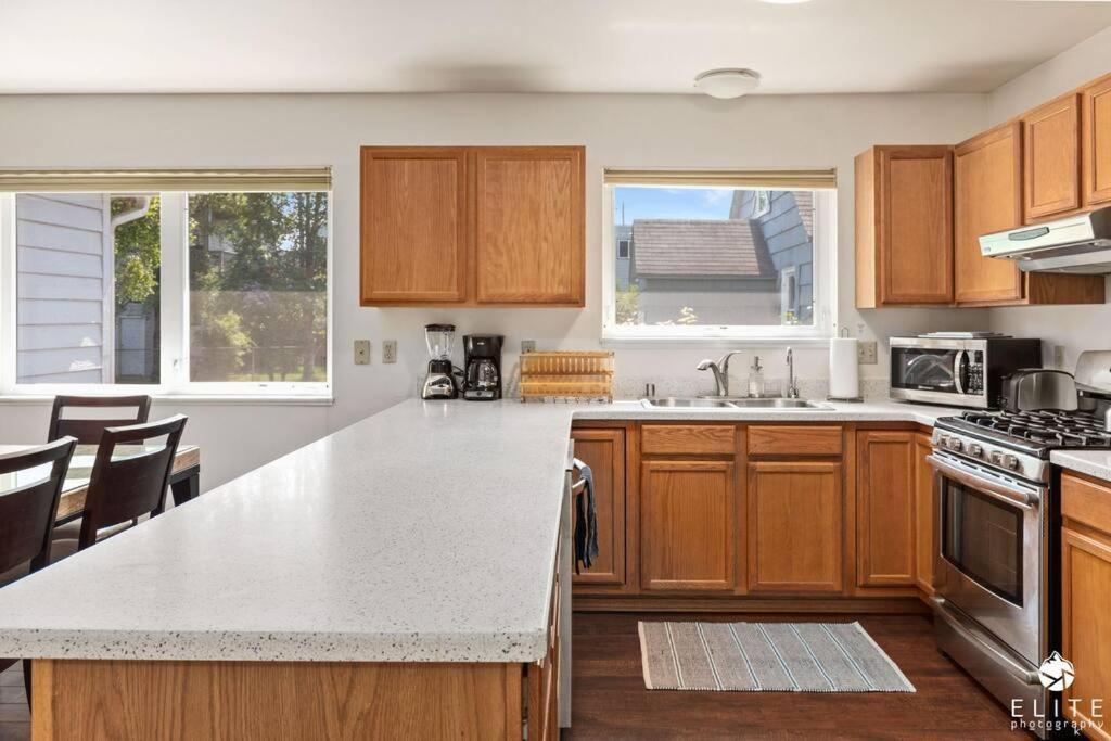 Coastal Place - Best Location In Downtown! Anchorage Bagian luar foto