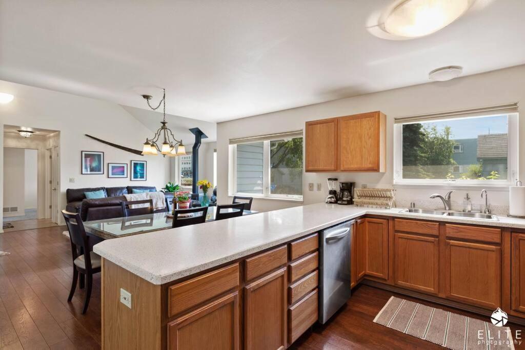 Coastal Place - Best Location In Downtown! Anchorage Bagian luar foto