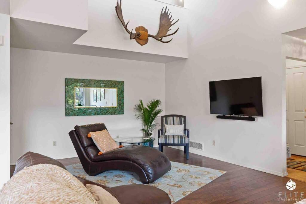 Coastal Place - Best Location In Downtown! Anchorage Bagian luar foto